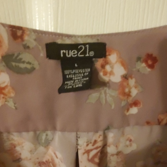 RUE21 FLORAL TOP - Picture 2 of 4